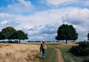 El significado de caminar muy rápido aunque no llegues tarde, según los psicólogos