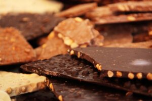 Los beneficios y los inconvenientes de tomar chocolate después de la cena