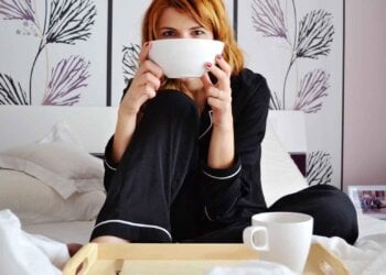 Ni a las ocho ni a las diez: ésta es la hora exacta a la que debes cenar para evitar el SIBO, según la bióloga Asun González