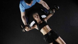 La mejor rutina fitness para fortalecer glúteos y abdominales: el ejercicio más sencillo que va a cambiar tu cuerpo
