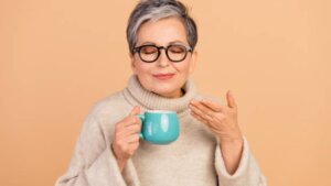 El té ideal para mayores de 50 años: Te ayuda a dormir mejor y desinflama la barriga