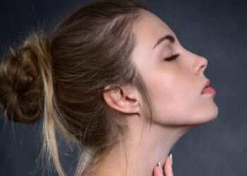 Sólo necesitas un ingrediente: adiós a la papada para siempre con esto que todos tenemos en casa