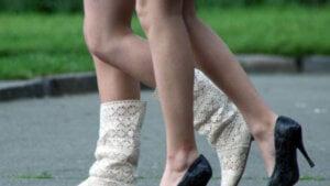 Qué significa que una persona lleve siempre tacones, según la psicología