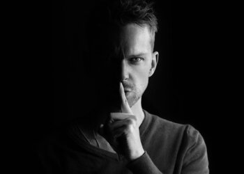 Qué significa estar incómodo cuando alguien mastica comida con la boca abierta, según la psicología