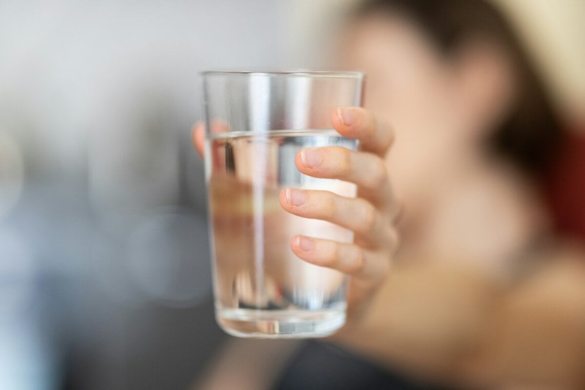 El peligro oculto de beber agua fría en verano: lo que una experta advierte sobre tu salud