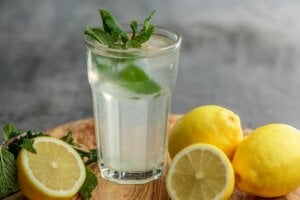La ciencia lo hace oficial y dice esto sobre tomar agua con limón en ayunas para adelgazar