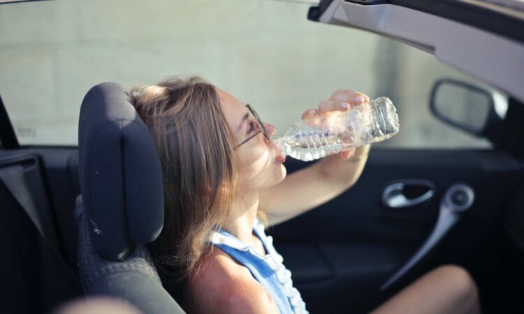 Lo que le va a pasar a tus riñones si bebes 2 litros de agua al día
