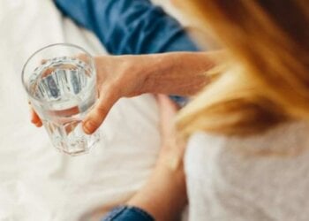 Parece inofensivo pero pone los pelos de punta a los médicos: el hábito que hacemos todos cuando nos vamos a dormir