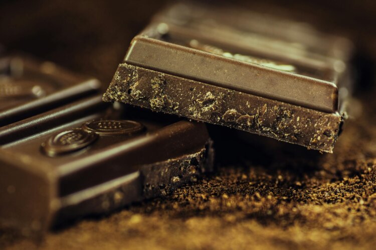 Come chocolate negro todos los días después de cenar y alucinarás con lo que le va a pasar a tu cuerpo