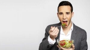 Una nutricionista revela qué hacer si cenas pronto y luego vuelves a tener hambre: este es el truco definitivo