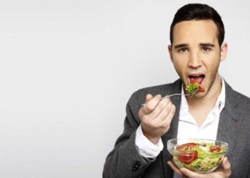 Una nutricionista revela qué hacer si cenas pronto y luego vuelves a tener hambre: este es el truco definitivo