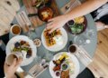 Lo que dice la psicología sobre las personas que siempre piden el mismo plato de comida en un restaurante