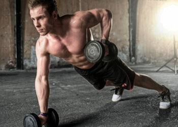 Acaba con ‘la tripa cervecera’ en menos de un minuto: el ejercicio que te prepara para lucir tipazo