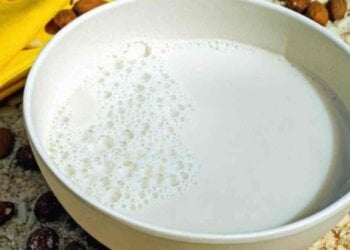 Ni leche ni yogur: el alimento olvidado que tiene más calcio y que tus huesos necesitan a los 50