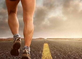 Ni caminar lento ni cambiar de zapatos: el truco al andar que reduce el dolor de rodilla y evita la artrosis