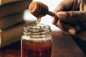 Los expertos explican qué sucede en el cuerpo al consumir miel y por qué hay personas que deberían evitarla por completo