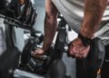 Cinco ejercicios caseros que tonifican los brazos más rápido que el gimnasio después de los 60