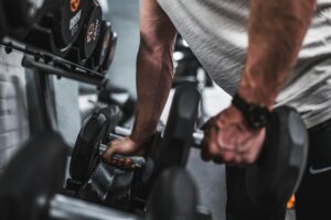 Cinco ejercicios caseros que tonifican los brazos más rápido que el gimnasio después de los 60