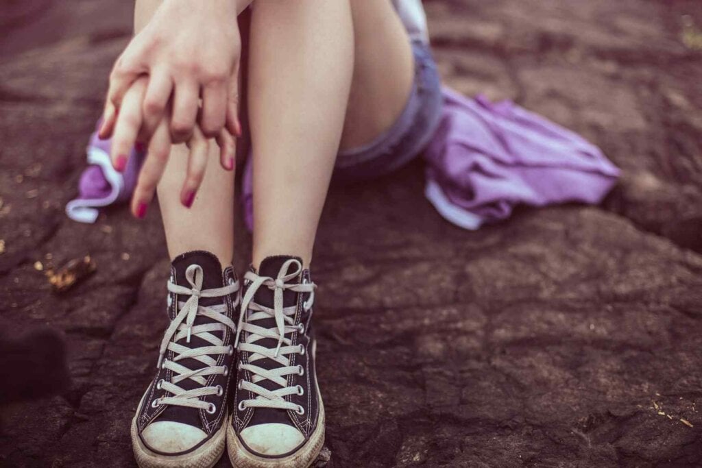 Qué significa mover el pie repetidamente, según los psicólogos