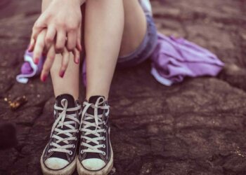 Qué significa mover el pie repetidamente, según los psicólogos