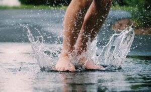 Esto es lo que le pasa a tu cuerpo si caminas descalzo por la tierra durante 10 minutos al día