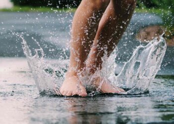 Esto es lo que le pasa a tu cuerpo si caminas descalzo por la tierra durante 10 minutos al día