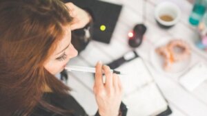 Los rasgos de las personas que prefieren estar solas a una vida social activa en el entorno laboral: la psicología lo avala