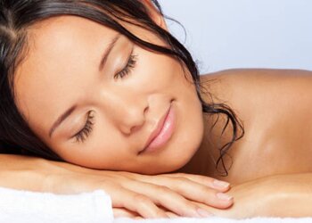 dormir con el pelo mojado