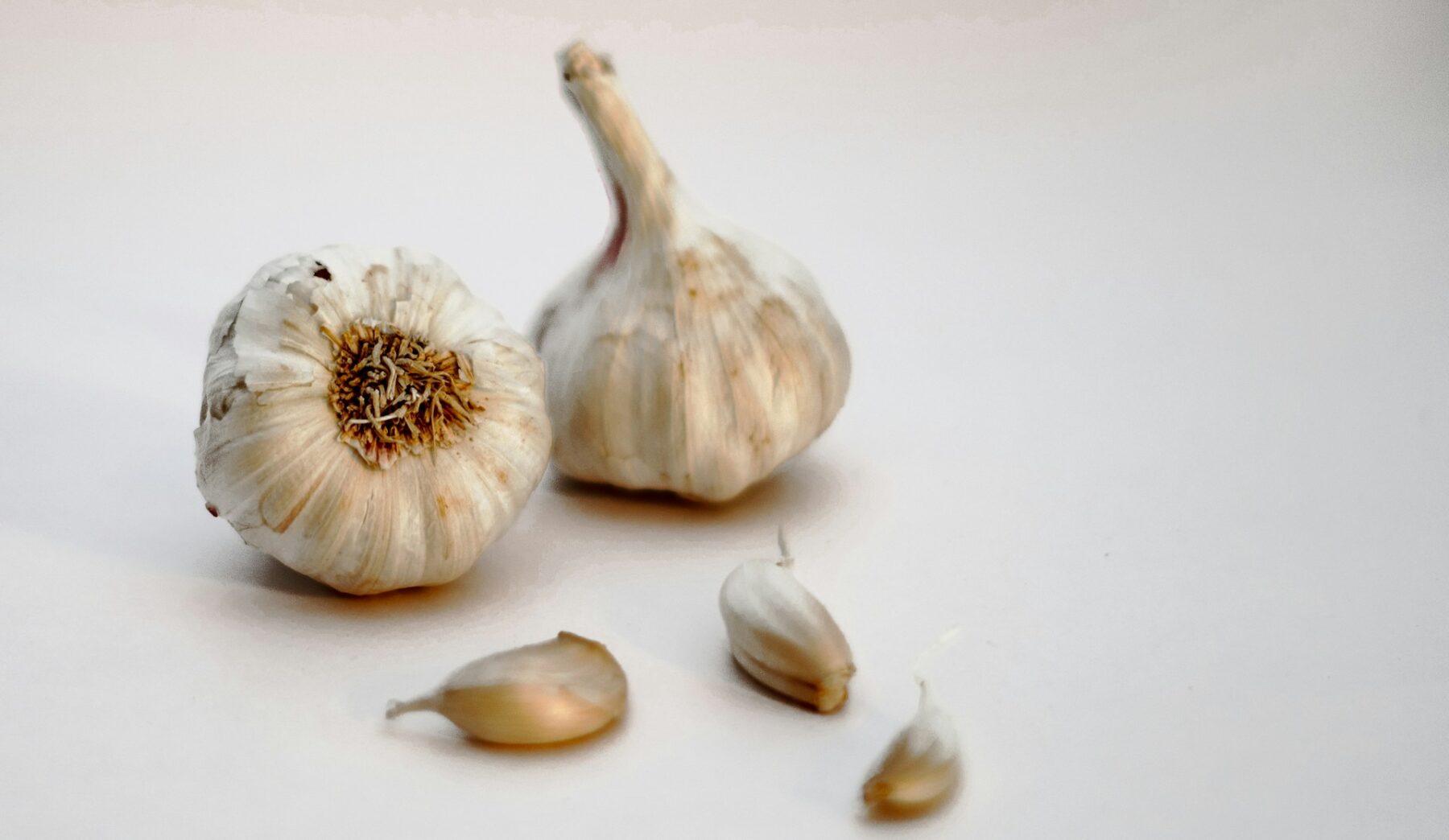 Con dos ingredientes que tienes en casa: el truco para tener las uñas más fuertes