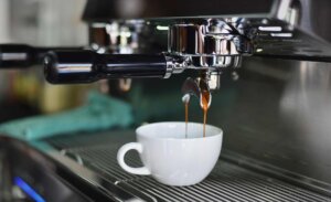 El motivo por el que algunas personas siempre dejan café en la taza, según los expertos