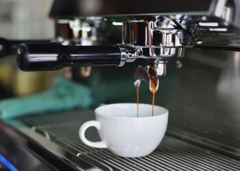 El motivo por el que algunas personas siempre dejan café en la taza, según los expertos