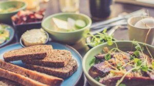 Ni tostadas ni Cola-Cao: soy cardióloga y estos son los alimentos que deberías desayunar si quieres adelgazar