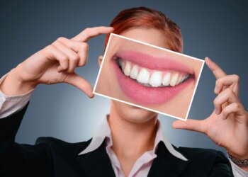 Qué significado tiene soñar que se te caen los dientes, según los psicólogos
