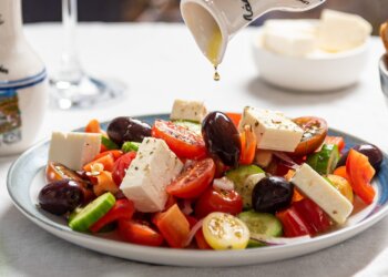 La ensalada caprese es una de las recetas rápidas que puedes hacer en verano.