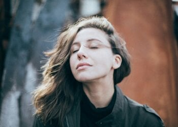 Qué es el 'abrazo de la mariposa': el sencillo método para combatir el estrés que recomiendan los psicólogos