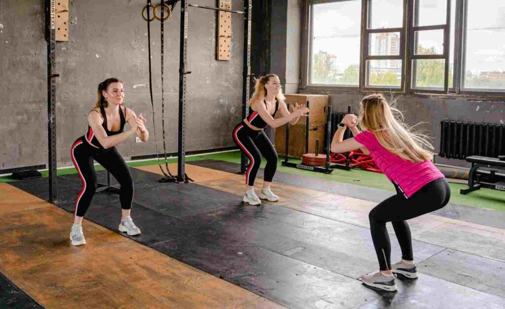 Ni andar ni yoga o pilates: el ejercicio recomendado para que los mayores de 60 ganen fuerza muscular sin salir de casa