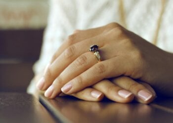 Un podólogo desmonta el mito de las manchas blancas en las uñas: "No son por falta de calcio..."