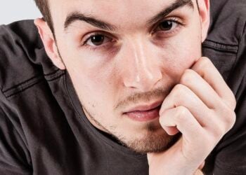 Tocar la barbilla y su significado en el lenguaje corporal.