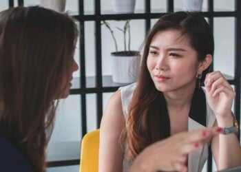 Mujeres hablando, cejas