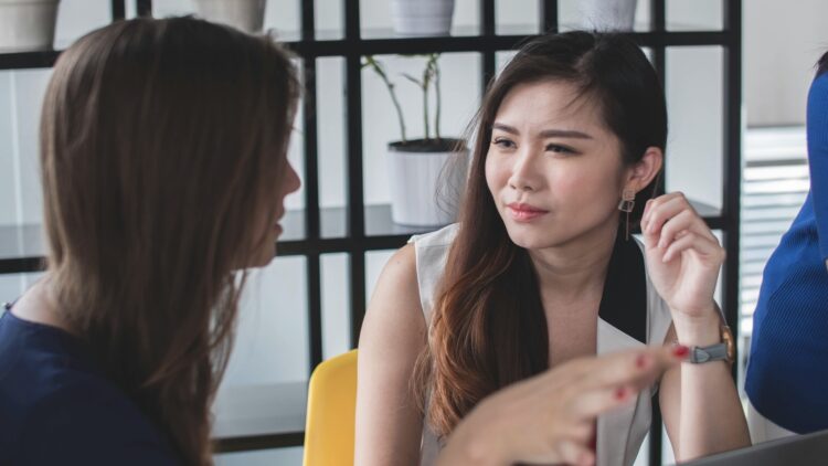 Mujeres hablando, cejas