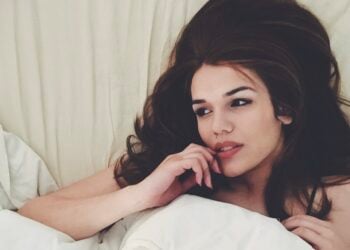 mujer, cama, sueños, significado