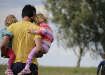 Padre con sus hijas, niñas