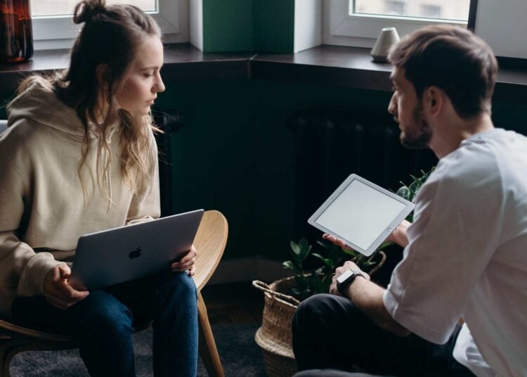 El significado de interrumpir siempre una conversación, según la psicología