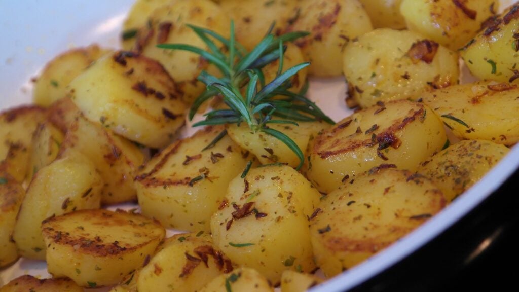 Las patatas gajo rústicas de Mercadona son el producto favorito para la freidora de aire.