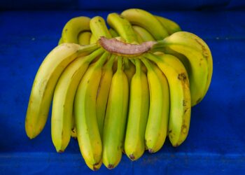 El aviso de un médico por esto que hacemos todos cuando comemos plátanos: es importante
