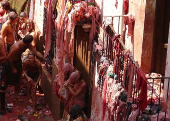 Muchos han criticado la Tomatina de Buñol por desperdiciar comida.