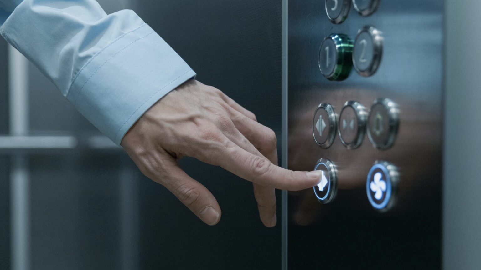 ¿Qué significa cuando una persona nunca saluda en el ascensor? La