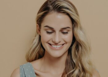 Mujer bajando la mirada.