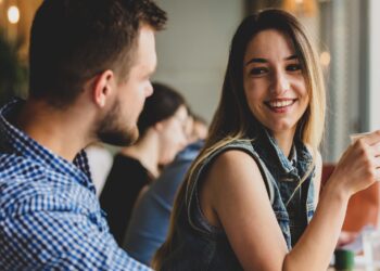Pareja mirándose a la cara.