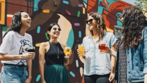 ¿Qué significa cuando alguien habla muy rápido en una conversación? La psicología lo explica